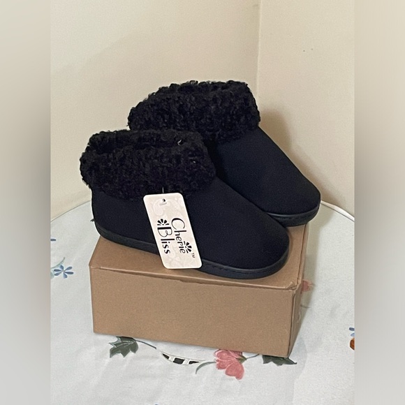 Girls Black Slippers Size 2 - Picture 2 of 6